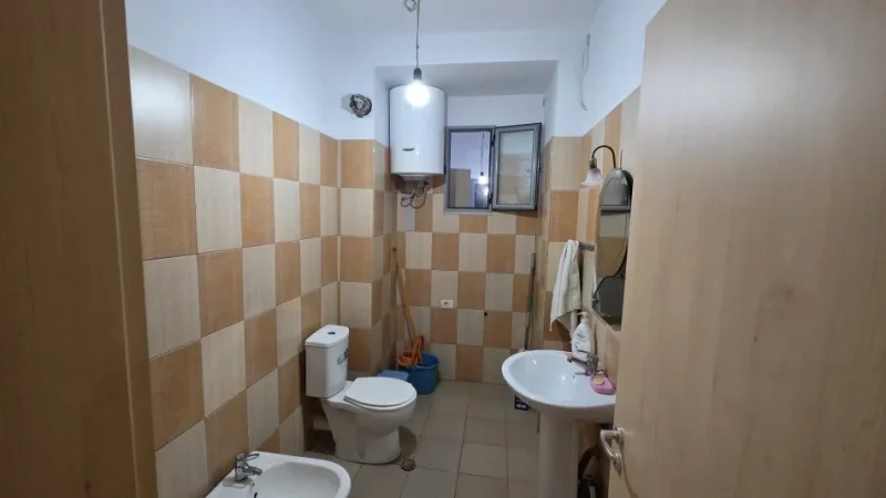 Lushnje, shitet apartament 2+1+Ballkon Kati 4, 120 m² 104.000 € (Lagja Xhevdet Nepravishta Afer Shkolles Foto Puka)