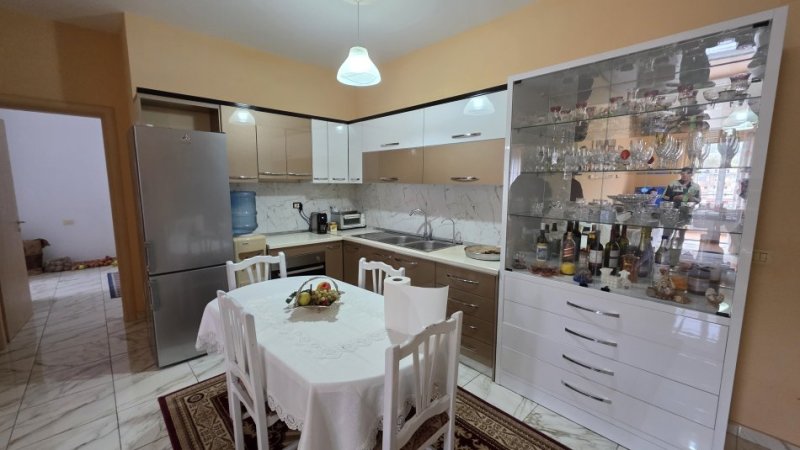 Lushnje, shitet apartament 2+1+Ballkon Kati 4, 120 m² 104.000 € (Lagja Xhevdet Nepravishta Afer Shkolles Foto Puka)