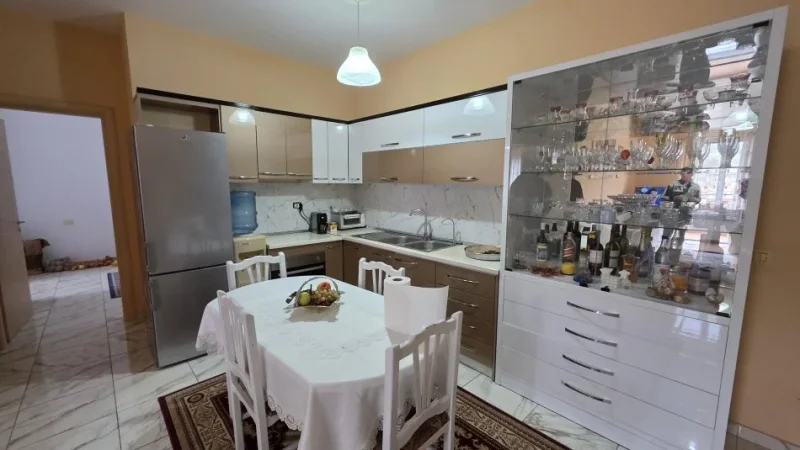 Lushnje, shitet apartament 2+1+Ballkon Kati 4, 120 m² 104.000 € (Lagja Xhevdet Nepravishta Afer Shkolles Foto Puka)