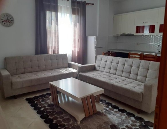 Tirane, jepet me qera apartament 1+1 Kati 2, 70 m² 400 € (laprake)