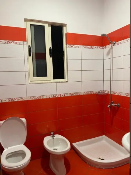 Tirane, jepet me qera apartament 1+1 Kati 2, 70 m² 400 € (laprake)