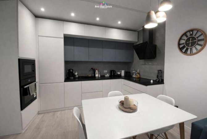 Tirane, jepet me qera apartament 1+1+Ballkon Kati 8, 100 m² 500 € (Golden Park)