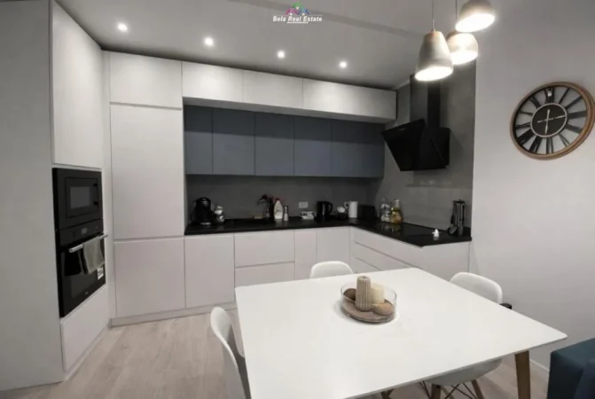 Tirane, jepet me qera apartament 1+1+Ballkon Kati 8, 100 m² 550 € (Golden Park)