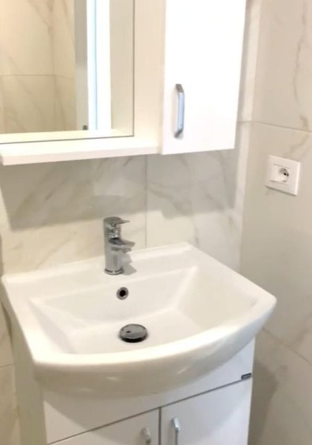 Tirane, jepet me qera apartament 1+1+Ballkon Kati 8, 70 m² 450 € (GOLDEN PARK 3)