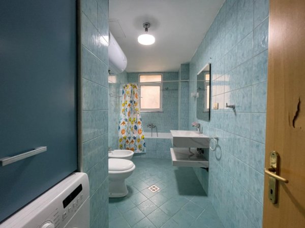 Tirane, jepet me qera apartament 2+1 Kati 6, 127 m² 700 € (Komuna e Parisit.)