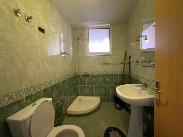 Tirane, jepet me qera apartament 2+1 Kati 6, 127 m² 700 € (Komuna e Parisit.)