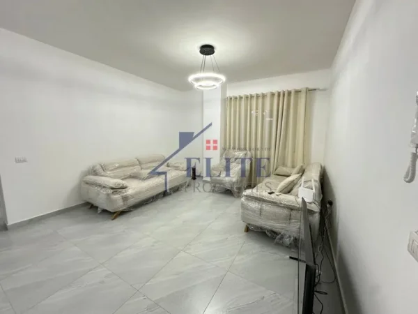 Tirane, jepet me qera apartament 2+1+Ballkon Kati 1, 85 m² 600 € (Rruga Bardhyl)