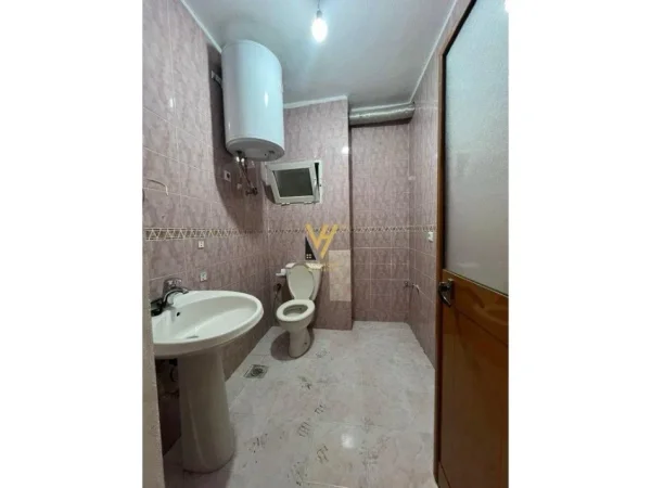 Tirane, jepet me qera apartament 3+1+Ballkon Kati 3, 120 m² 700 € (KOMUNA E PARISIT)