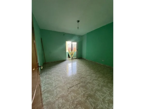 Tirane, jepet me qera apartament 3+1+Ballkon Kati 3, 120 m² 700 € (KOMUNA E PARISIT)