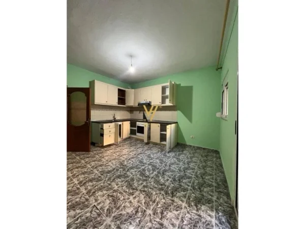 Tirane, jepet me qera apartament 3+1+Ballkon Kati 3, 120 m² 700 € (KOMUNA E PARISIT)