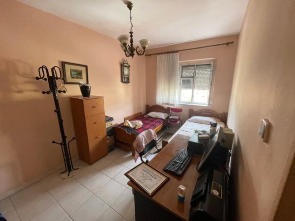 Tirane, jepet me qera apartament 3+1 Kati 6, 100 m² 500 € (mine peza)