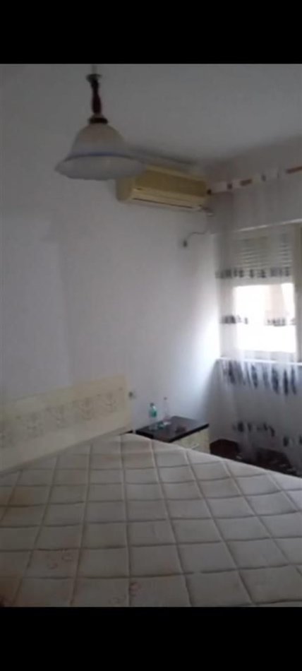 Tirane, jepet me qera apartament 1+1+Ballkon Kati 5, 65 m² 400 € (YZBERISHT)