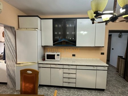 Tirane, jepet me qera apartament 2+1 Kati 4, 70 m² 600 € (Pazari i ri)
