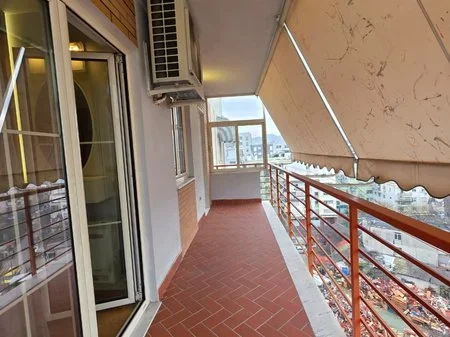 Tirane, jepet me qera apartament 1+1+Ballkon Kati 8, 75 m² 625 € (Parku i Autobuzave)