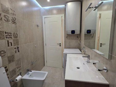Tirane, jepet me qera apartament 1+1+Ballkon Kati 8, 75 m² 625 € (Parku i Autobuzave)