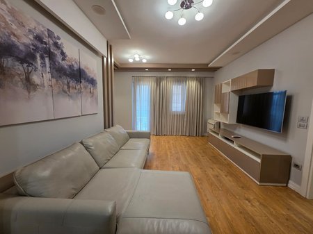 Tirane, jepet me qera apartament 1+1+Ballkon Kati 8, 75 m² 625 € (Parku i Autobuzave)