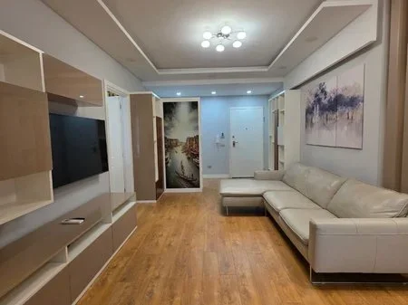Tirane, jepet me qera apartament 1+1+Ballkon Kati 8, 75 m² 625 € (Parku i Autobuzave)