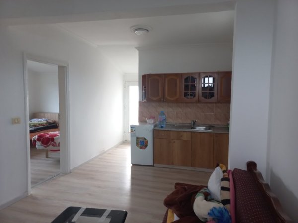 Tirane, Me Qera Apartament i rinovuar dhe mobiluar, tip 1+1,+ballkon, kat 6, pallat ekzistues, sip.55m², Qera 35'000 Leke / muaj, 20m nga Ura Brrylit, në rr.Hodo Beg, pranë Lanës, afër kryqëzimit të blv B. Curri me rr. Kont Leopolt Bertold, 8-min në këmb nga qendraTiranës