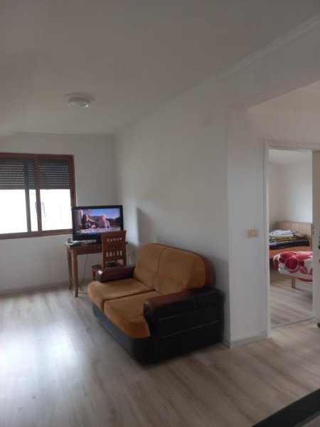 Tirane, Me Qera Apartament i rinovuar dhe mobiluar, tip 1+1,+ballkon, kat 6, pallat ekzistues, sip.55m², Qera 35'000 Leke / muaj, 20m nga Ura Brrylit, në rr.Hodo Beg, pranë Lanës, afër kryqëzimit të blv B. Curri me rr. Kont Leopolt Bertold, 8-min në këmb nga qendraTiranës
