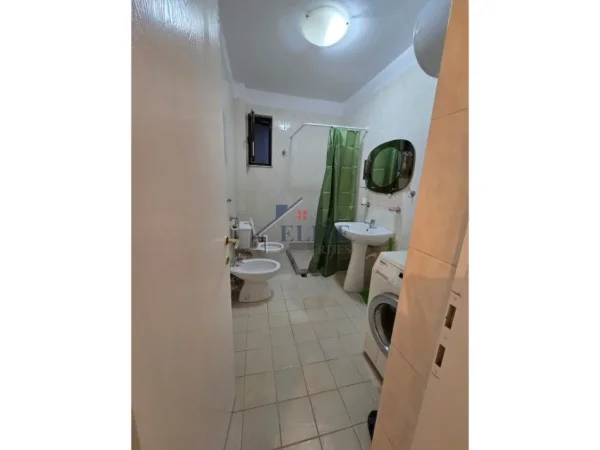 Tirane, jepet me qera apartament 2+1+Ballkon Kati 5, 81 m² 520 € (Ish Fusha e Aviacionit)