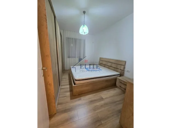 Tirane, jepet me qera apartament 2+1+Ballkon Kati 5, 81 m² 520 € (Ish Fusha e Aviacionit)