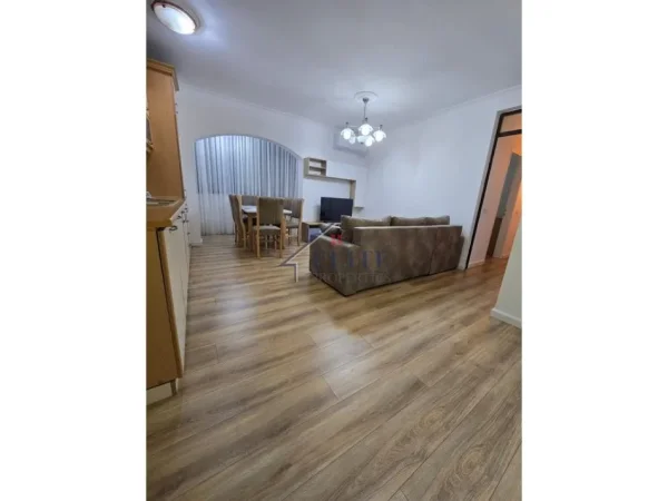 Tirane, jepet me qera apartament 2+1+Ballkon Kati 5, 81 m² 520 € (Ish Fusha e Aviacionit)