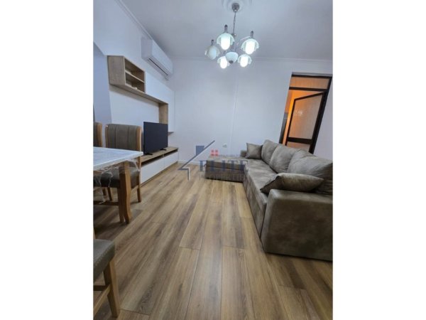 Tirane, jepet me qera apartament 2+1+Ballkon Kati 5, 81 m² 520 € (Ish Fusha e Aviacionit)