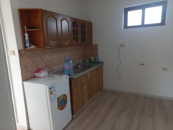 Tirane, Me Qera Apartament i rinovuar dhe mobiluar, tip 1+1,+ballkon, kat 6, pallat ekzistues, sip.55m², Qera 35'000 Leke / muaj, 20m nga Ura Brrylit, në rr.Hodo Beg, pranë Lanës, afër kryqëzimit të blv B. Curri me rr. Kont Leopolt Bertold, 8-min në këmb nga qendraTiranës