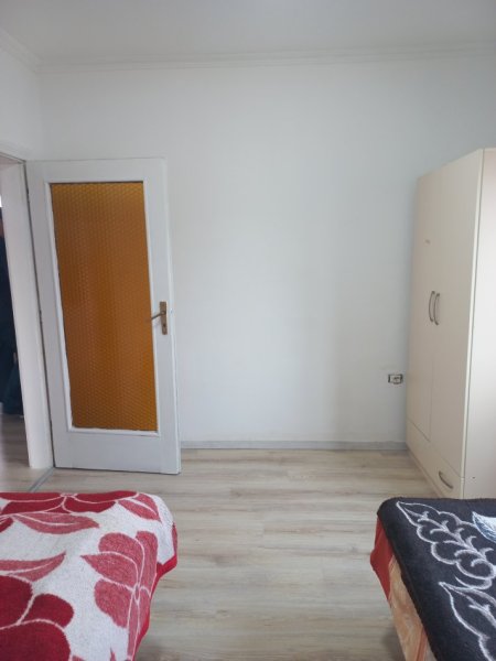 Tirane, Me Qera Apartament i rinovuar dhe mobiluar, tip 1+1,+ballkon, kat 6, pallat ekzistues, sip.55m², Qera 35'000 Leke / muaj, 20m nga Ura Brrylit, në rr.Hodo Beg, pranë Lanës, afër kryqëzimit të blv B. Curri me rr. Kont Leopolt Bertold, 8-min në këmb nga qendraTiranës