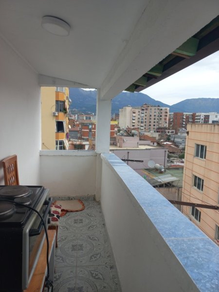 Tirane, Me Qera Apartament i rinovuar dhe mobiluar, tip 1+1,+ballkon, kat 6, pallat ekzistues, sip.55m², Qera 35'000 Leke / muaj, 20m nga Ura Brrylit, në rr.Hodo Beg, pranë Lanës, afër kryqëzimit të blv B. Curri me rr. Kont Leopolt Bertold, 8-min në këmb nga qendraTiranës