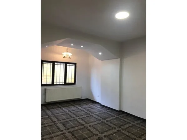 Tirane, jepet me qera apartament 3+1+Ballkon Kati 1, 111 m² 650 € (rruga e kavajes)