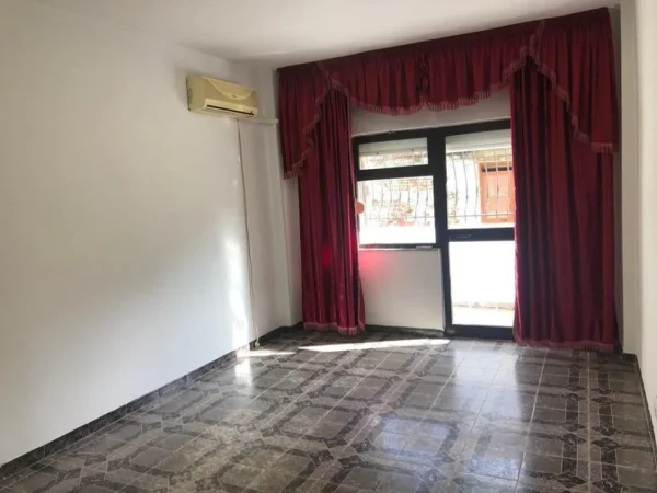Tirane, jepet me qera apartament 3+1+Ballkon Kati 1, 111 m² 650 € (rruga e kavajes)