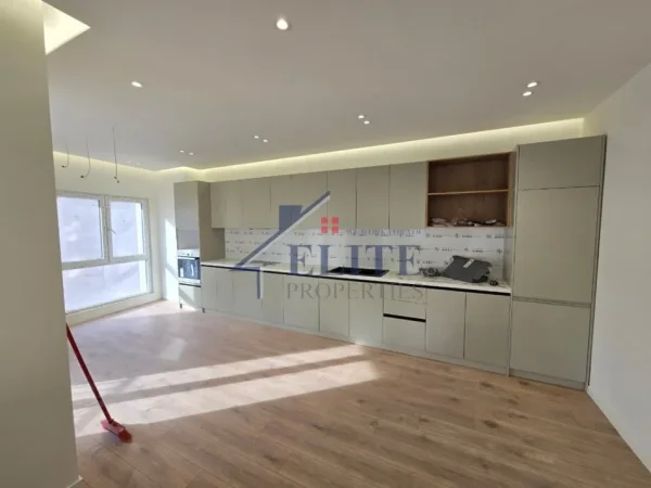 Tirane, jepet me qera apartament 2+1+Ballkon Kati 5, 100 m² 800 € (Zogu i Zi)