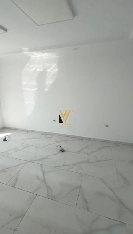 Tirane, jepet me qera zyre Kati 2, 60 m² 600 € (RRUGA E DIBRES)