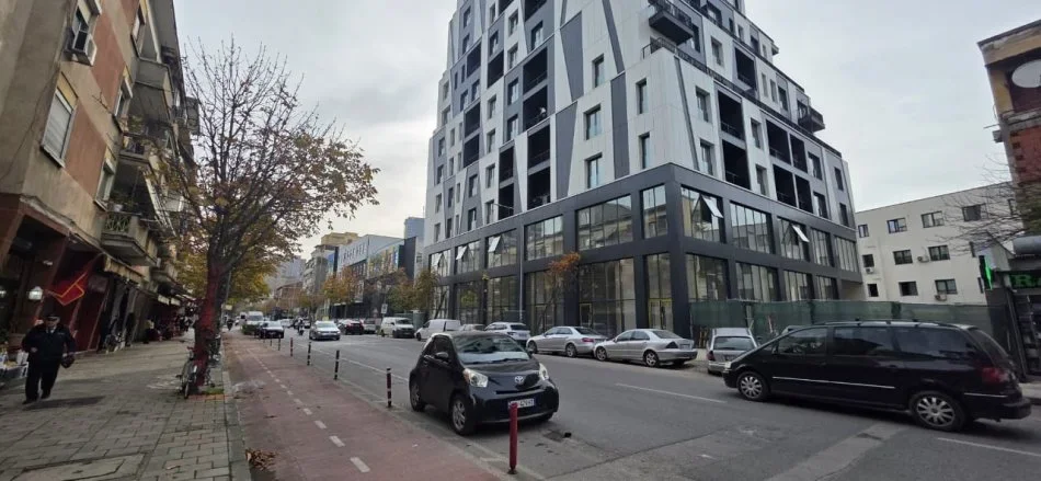 Tirane, jepet me qera ambjent biznesi Kati 1, 250 m² 5.000 € (RRUGA E BARRIKADAVE)