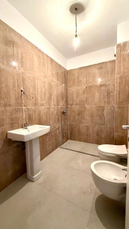 Tirane, jepet me qera zyre , 95 m² 800 € 