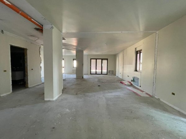 Tirane, jepet me qera ambjent biznesi Kati 6, 196 m² 3.000 € (Petro Nini)