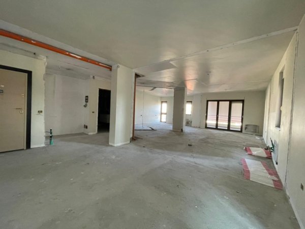 Tirane, jepet me qera ambjent biznesi Kati 6, 196 m² 3.000 € (Petro Nini)