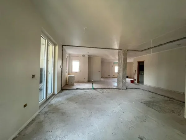 Tirane, jepet me qera ambjent biznesi Kati 6, 196 m² 3.000 € (Petro Nini)