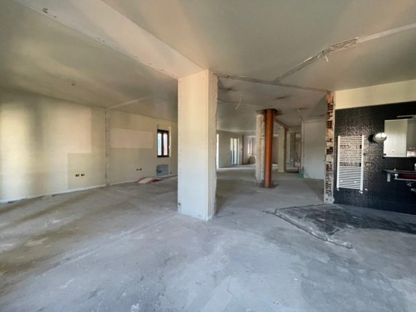 Tirane, jepet me qera ambjent biznesi Kati 6, 196 m² 3.000 € (Petro Nini)