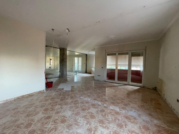 Tirane, jepet me qera ambjent biznesi Kati 6, 196 m² 3.000 € (Petro Nini)