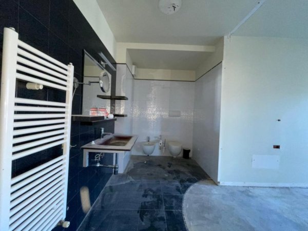 Tirane, jepet me qera ambjent biznesi Kati 6, 196 m² 3.000 € (Petro Nini)