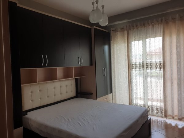 Tirane, jepet me qera apartament 1+1 Kati 2, 65 m² 350 € (yzberisht)