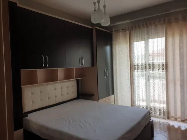Tirane, jepet me qera apartament 1+1 Kati 2, 65 m² 350 € (yzberisht)