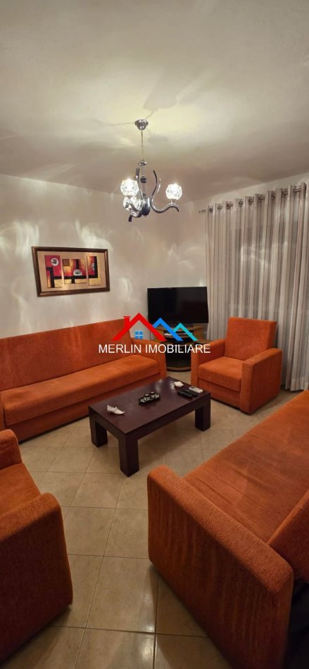 Tirane, jepet me qera apartament 1+1+Ballkon Kati 4, 62 m² 310 € (RRUGA TANUSH FRASHERI NE KOMBINAT.)