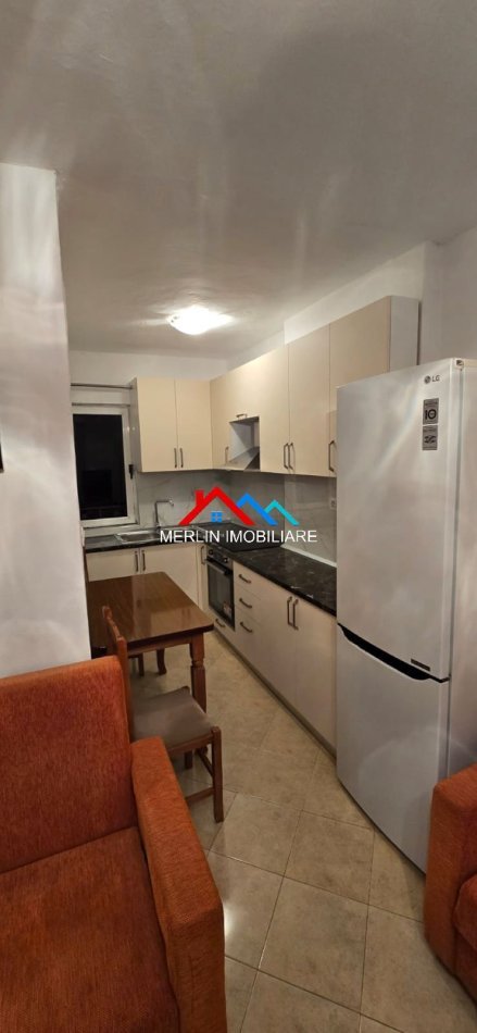 Tirane, jepet me qera apartament 1+1+Ballkon Kati 4, 62 m² 310 € (RRUGA TANUSH FRASHERI NE KOMBINAT.)