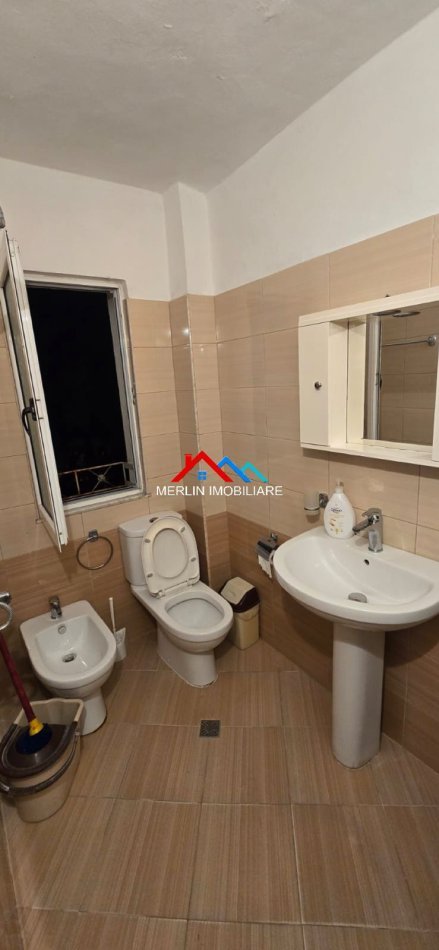 Tirane, jepet me qera apartament 1+1+Ballkon Kati 4, 62 m² 310 € (RRUGA TANUSH FRASHERI NE KOMBINAT.)