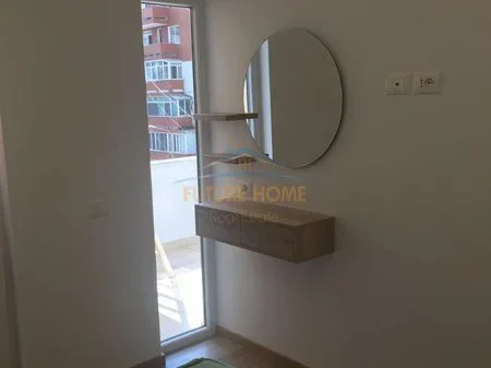 Tirane, jepet me qera apartament 1+1+Ballkon Kati 3, 58 m² 600 € (Komuna e Parisit)