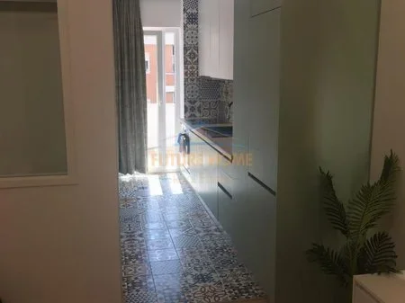 Tirane, jepet me qera apartament 1+1+Ballkon Kati 3, 58 m² 600 € (Komuna e Parisit)