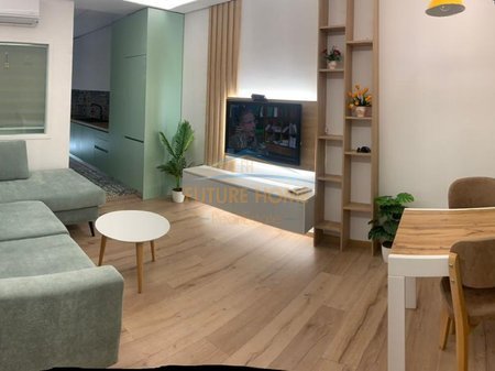 Tirane, jepet me qera apartament 1+1+Ballkon Kati 3, 58 m² 600 € (Komuna e Parisit)